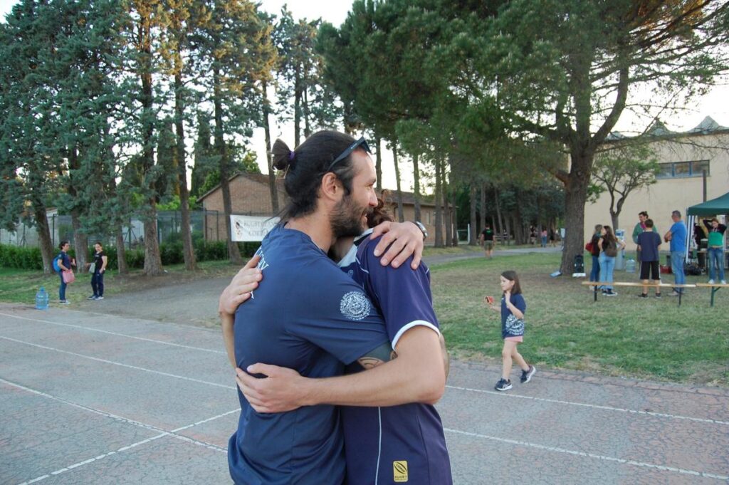Un abbraccio a fine partita