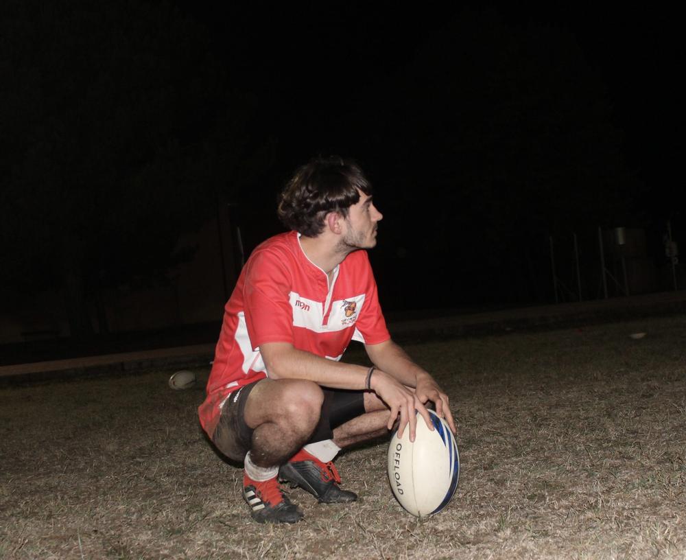 Calcio piazzato in notturna